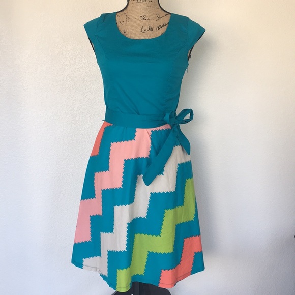 Dresses & Skirts - Adorable belted M Dress with Chevron